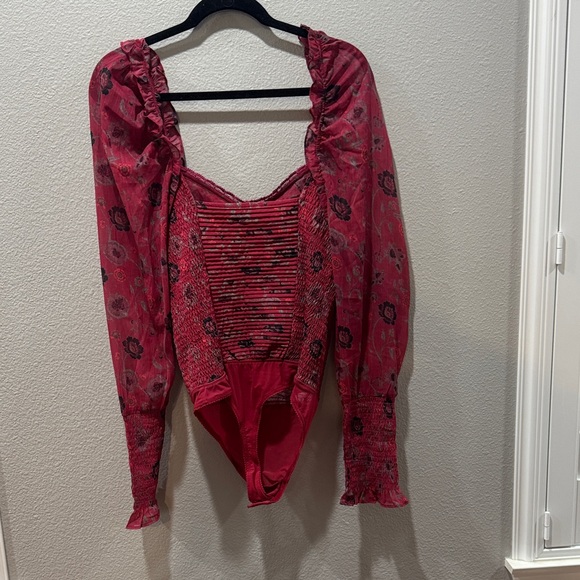 Free People Elegant Ruched Red Floral Bodysuit 🌺❤️ – SZ M - Picture 3 of 3